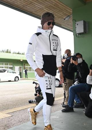 　白黒のジャージーに金のスニーカーで登場した新庄ビッグボス（撮影・高石航平）