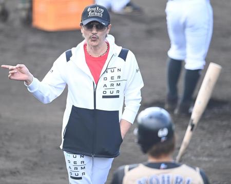 郡（手前）に打撃指導する新庄ビッグボス（撮影・高石航平）