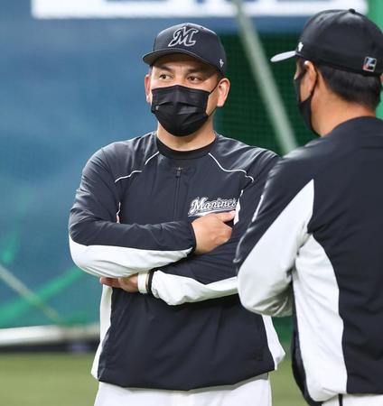 　練習を見つめる井口監督