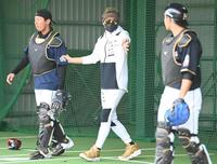 　ブルペンキャッチャーにキャッチボールの位置を下げるように指示する新庄ビッグボス（中央）＝撮影・高石航平