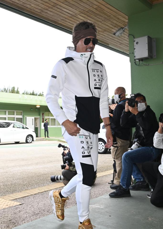 　白黒のジャージーに金のスニーカーで登場した新庄ビッグボス（撮影・高石航平）