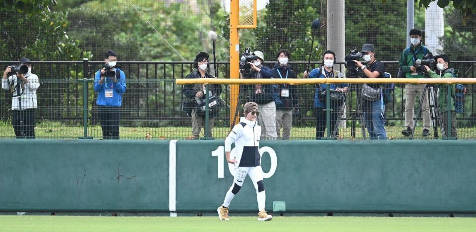 　新庄ビッグボス（下段中央）が外野で歩く姿を収める報道陣（撮影・高石航平）