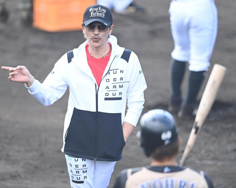 郡（手前）に打撃指導する新庄ビッグボス（撮影・高石航平）