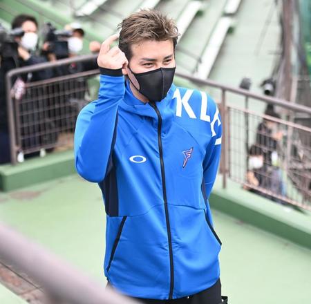 　シートノック終盤に「だいたい頭に入りました」と報道陣に語りかける新庄ビッグボス（撮影・高石航平）