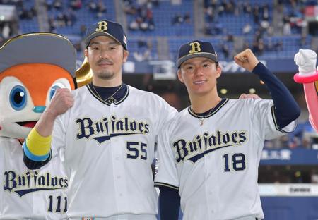 　笑顔で拳を握るＴ-岡田と山本（撮影・神子素慎一）
