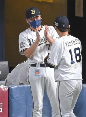 　完封星の山本（右）を拍手で迎える中嶋監督（撮影・高部洋祐）