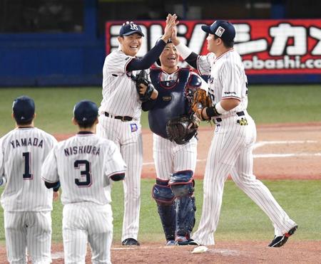 　完封勝利を挙げナインと喜ぶ奧川（撮影・金田祐二）