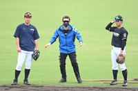 　渡辺諒（左）と細川（右）にアドバイスする新庄ビッグボス（撮影・高石航平）