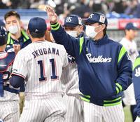 　完封勝利の奥川（左）を祝福する高津監督（撮影・西岡正）