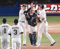 　完封勝利を挙げナインと喜ぶ奧川（撮影・金田祐二）