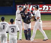 　完封勝利を挙げナインと喜ぶ奧川（撮影・金田祐二）