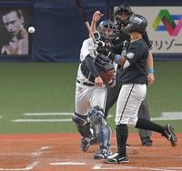 　２回、エチェバリアの二盗を阻止する若月（撮影・高部洋祐）