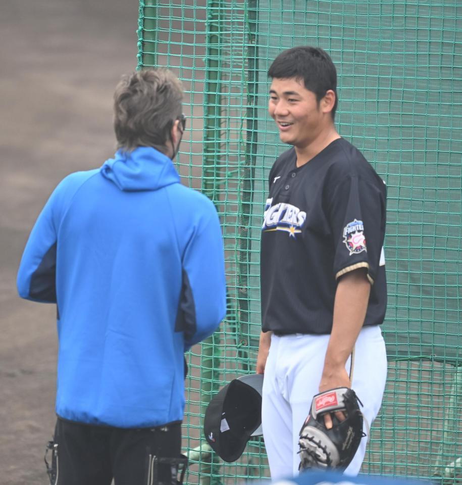 　新庄ビッグボス（左）と談笑する清宮（撮影・高石航平）