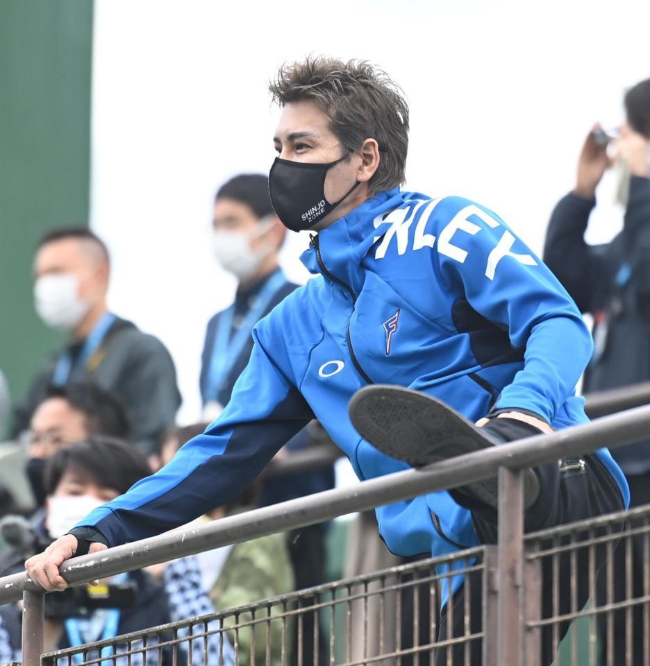 　ネット裏からシートノックを見つめる新庄ビッグボス（撮影・高石航平）