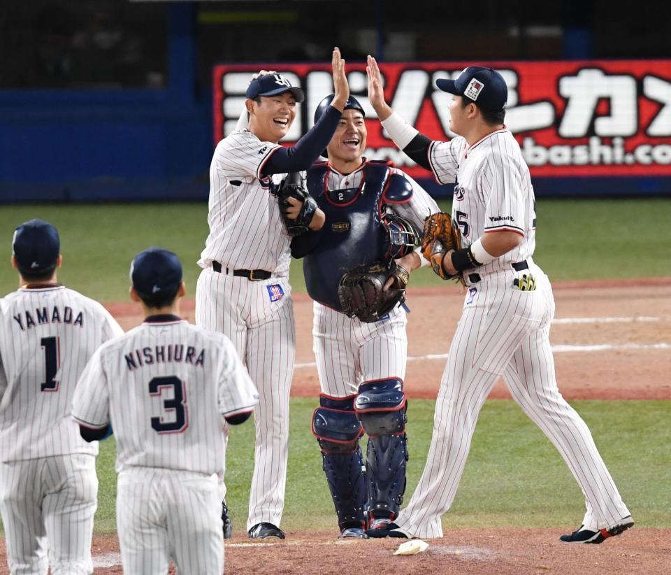 　完封勝利を挙げナインと喜ぶ奧川（撮影・金田祐二）