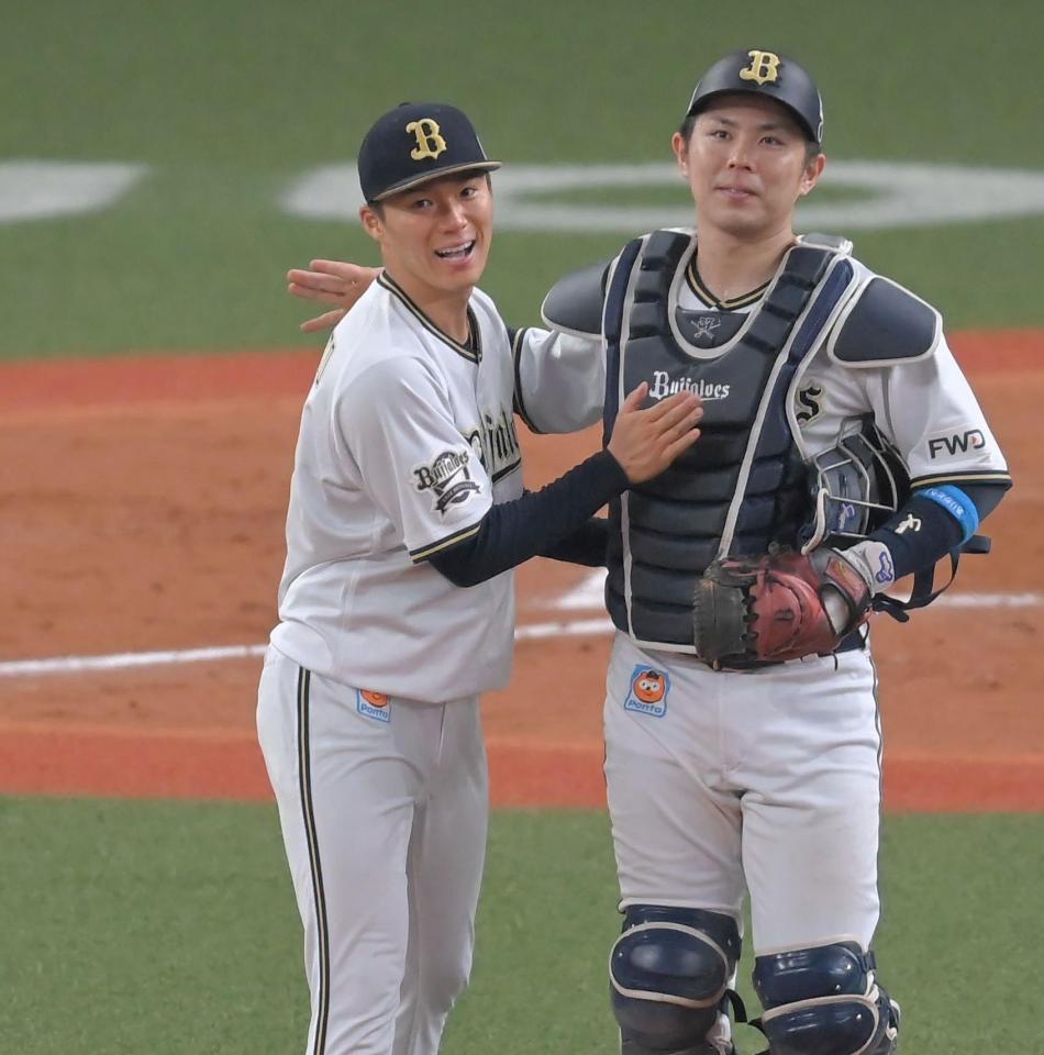 　完封勝利を挙げ、若月（右）と笑顔を見せる山本（撮影・高部洋祐）