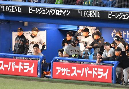 ９回、丸が三振に倒れがっくりの原監督ら巨人ベンチ（撮影・金田祐二）