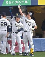 ６回、先制２ランを放ち、吉田正と共に昇天ポーズを決める杉本（右）＝撮影・高部洋祐
