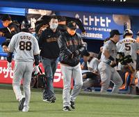 がっくり引き揚げる原監督（撮影・金田祐二）