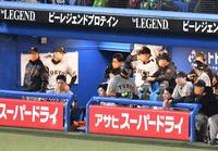 ９回、丸が三振に倒れがっくりの原監督ら巨人ベンチ（撮影・金田祐二）