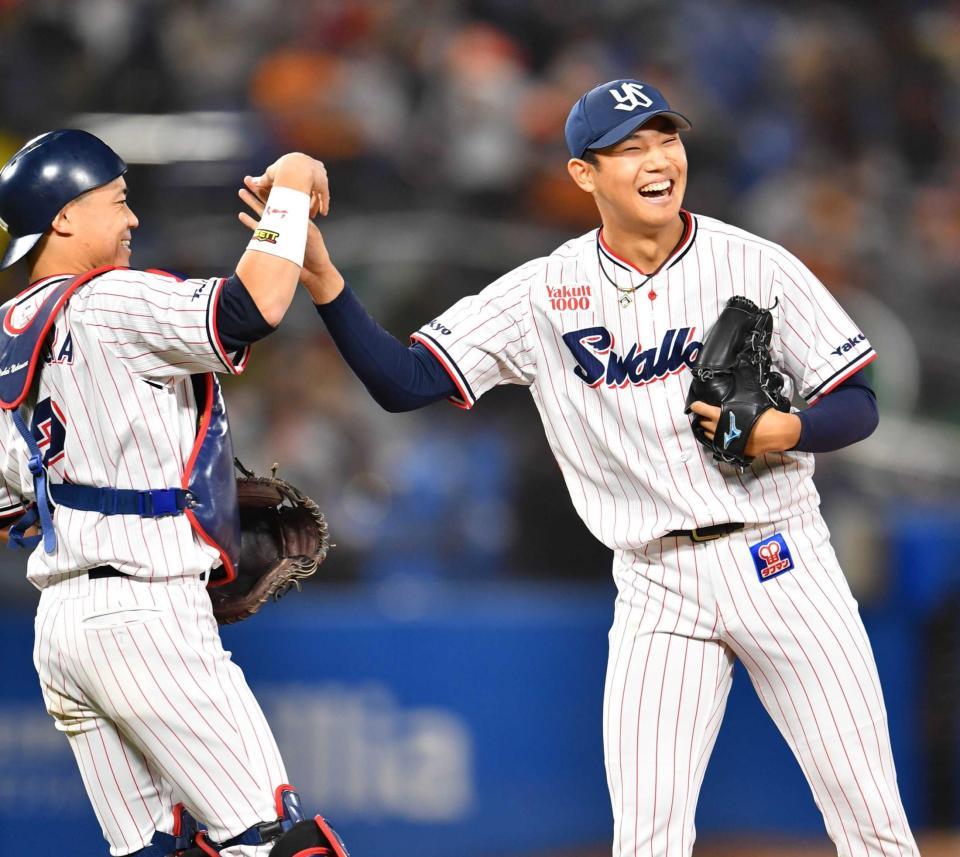 　完封勝利を飾り、中村（左）とタッチを交わす奥川（撮影・西岡正）