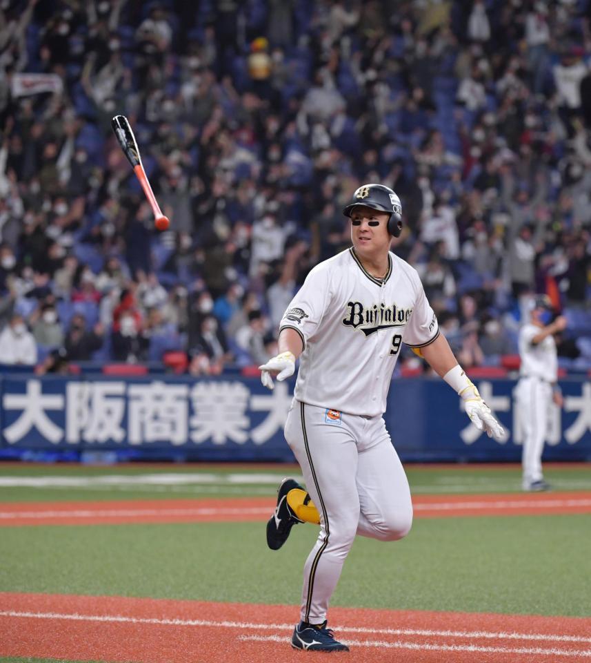 ６回、左翼へ２ランを放ちバットを放り投げ駆け出す杉本（撮影・神子素慎一）