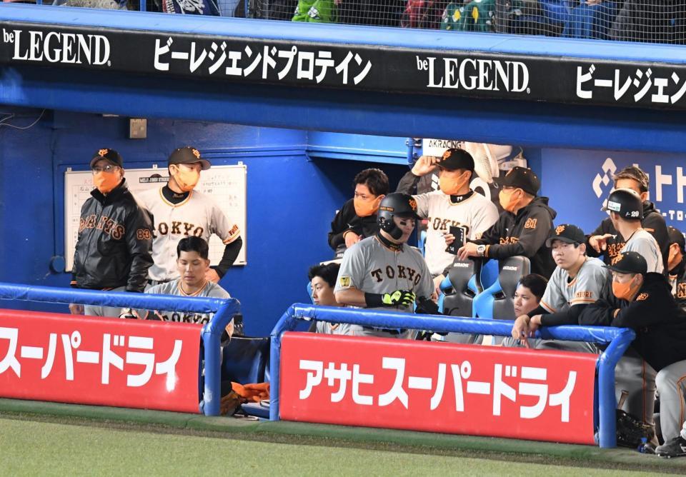 ９回、丸が三振に倒れがっくりの原監督ら巨人ベンチ（撮影・金田祐二）
