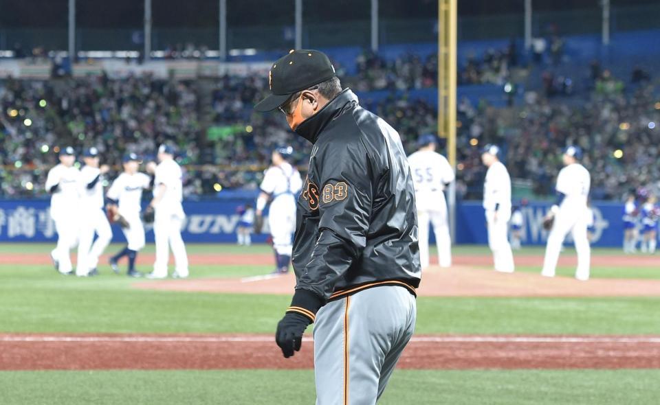 ヤクルトに連敗し後がなくなった原監督（撮影・佐藤厚）