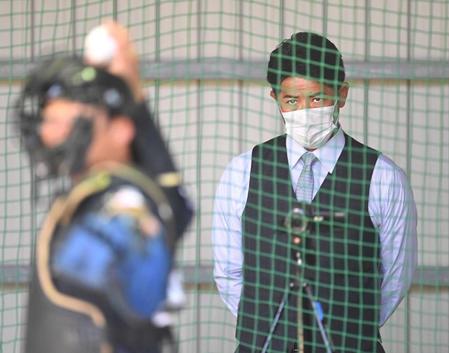 　ブルペンを視察する稲葉ＧＭ