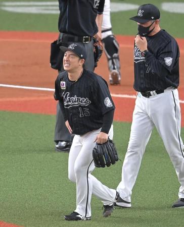 　６回、吉田正の打球が直撃し、苦しそうな表情を見せる美馬（撮影・高部洋祐）