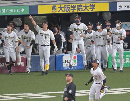 　６回、宗（右手前）の逆転２ランに、ベンチを飛び出すオリックスナイン（撮影・高部洋祐）