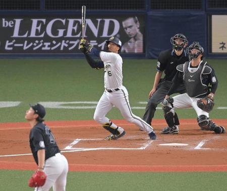 　６回、岩下（左手前）から逆転２ランを放つ宗（撮影・高部洋祐）