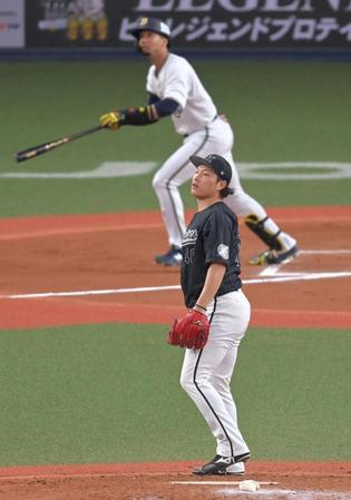 　６回、宗（奥）に逆転２ランを浴びる岩下（撮影・高部洋祐）