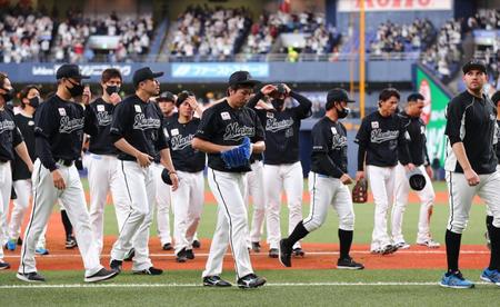 　日本シリーズ進出を逃し、肩を落とす益田（中央）ら