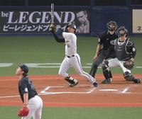 　６回、岩下（左手前）から逆転２ランを放つ宗（撮影・高部洋祐）