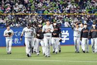 　ヤクルトに１勝もできずＣＳファイナルで敗退した坂本（中央）ら巨人ナイン＝神宮（撮影・佐藤厚）