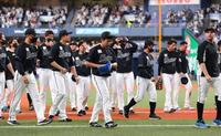 　日本シリーズ進出を逃し、肩を落とす益田（中央）ら