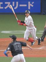 　９回、益田（手前）からＣＳ突破決定打を放つ小田（撮影・高部洋祐）