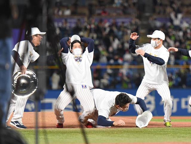 ヤクルト　まさか？最優秀選手は奥川　頭を抱える塩見にナイン大爆笑