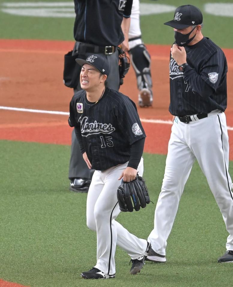 　６回、吉田正の打球が直撃し、苦しそうな表情を見せる美馬（撮影・高部洋祐）