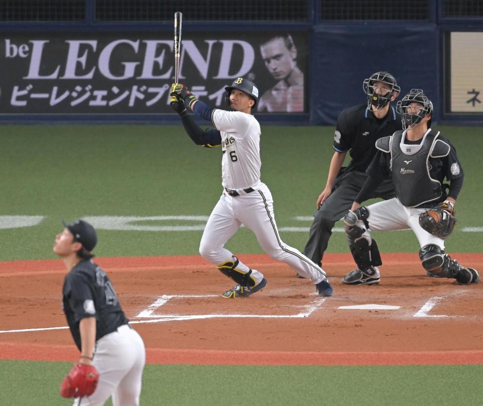 　６回、岩下（左手前）から逆転２ランを放つ宗（撮影・高部洋祐）