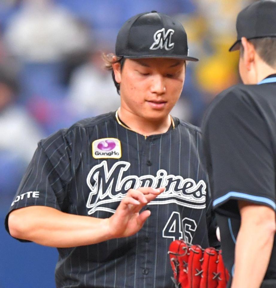６回オリックス１死、福田に右前打を許した後、指を負傷した岩下大輝＝京セラドーム大阪（撮影・吉澤敬太）
