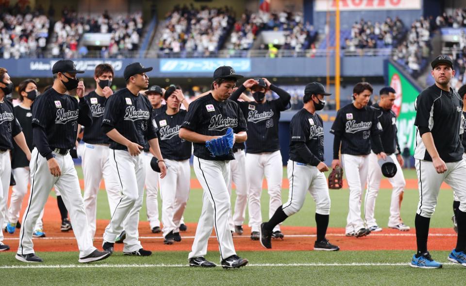 　日本シリーズ進出を逃し、肩を落とす益田（中央）ら