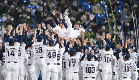 　日本シリーズ進出が決まり、胴上げされる高津監督（撮影・高石航平）