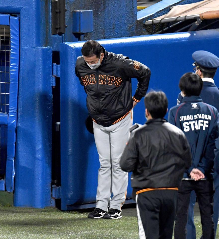　一礼してグラウンドを後にする原監督（撮影・金田祐二）