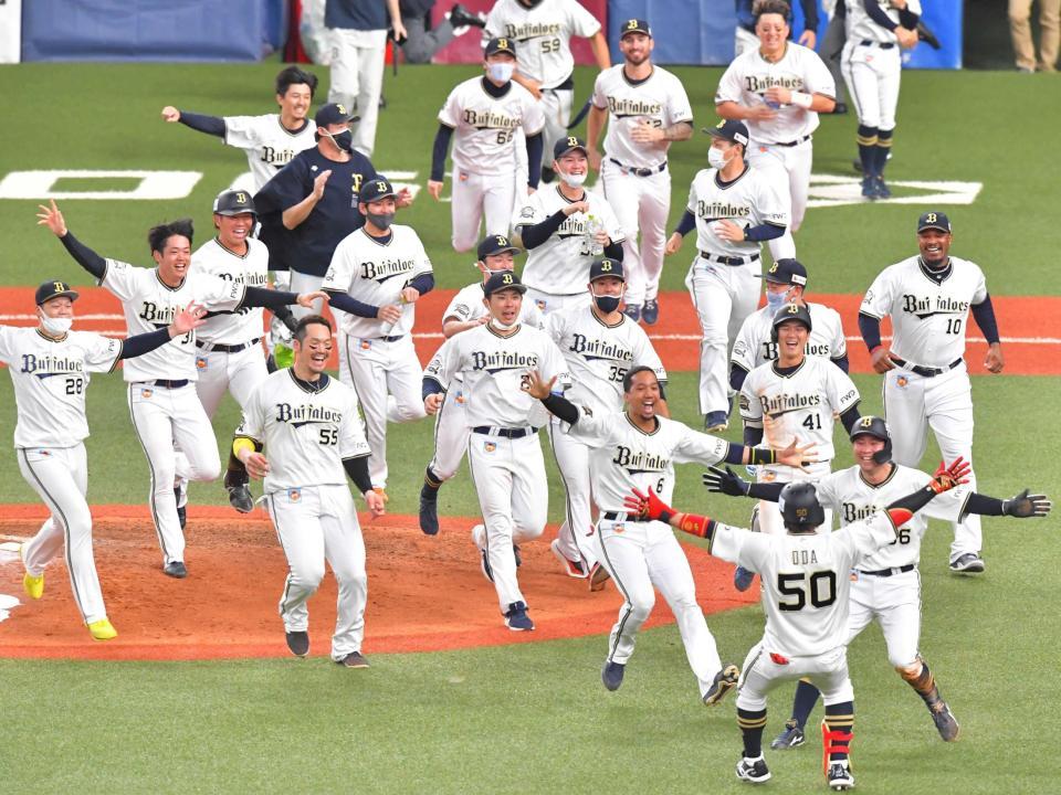 　９回、日本シリーズ進出を決める適時打を放った小田（５０）に抱きつき喜ぶオリックスナイン（撮影・吉澤敬太）　