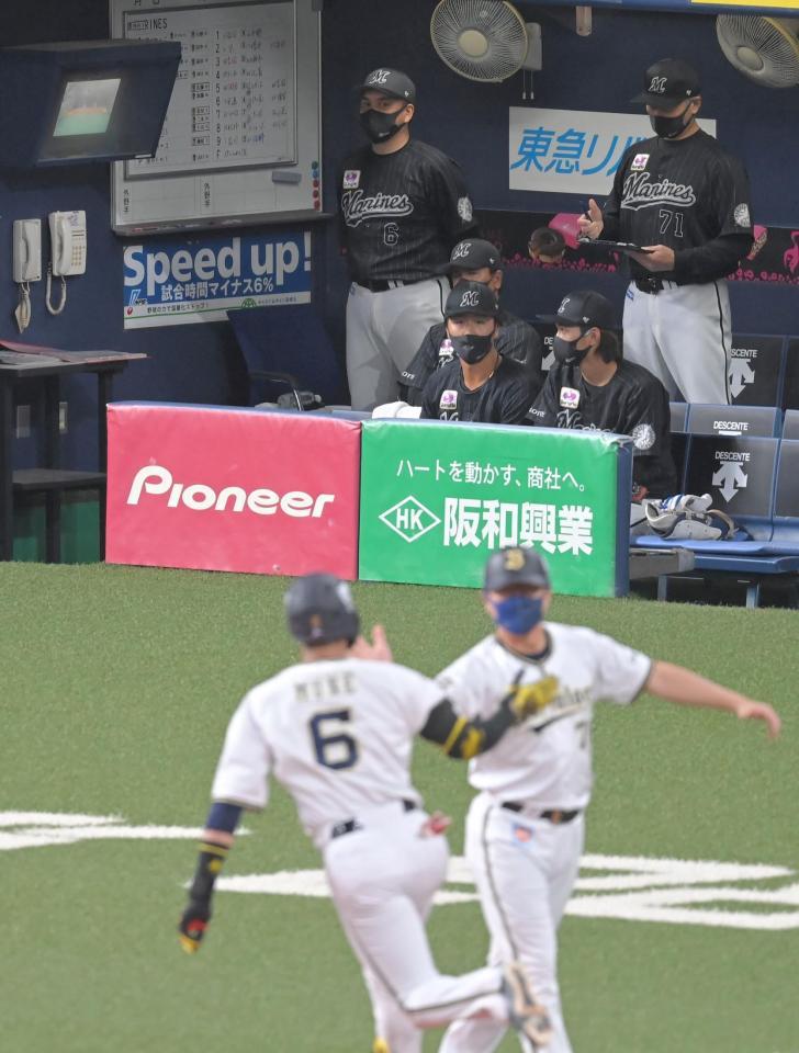 　逆転２ランの宗佑磨を恨めしげに見つめるロッテ・井口監督（奥）（撮影・高部洋祐）