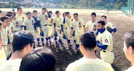 九回の攻撃の前に円陣の中心で鼓舞する林監督（右）と笑顔の３年生
