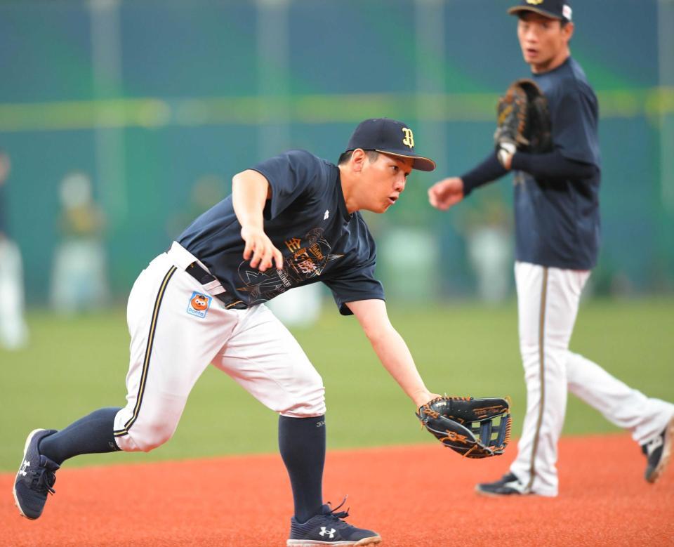 　守備練習を行う吉田正＝１２日