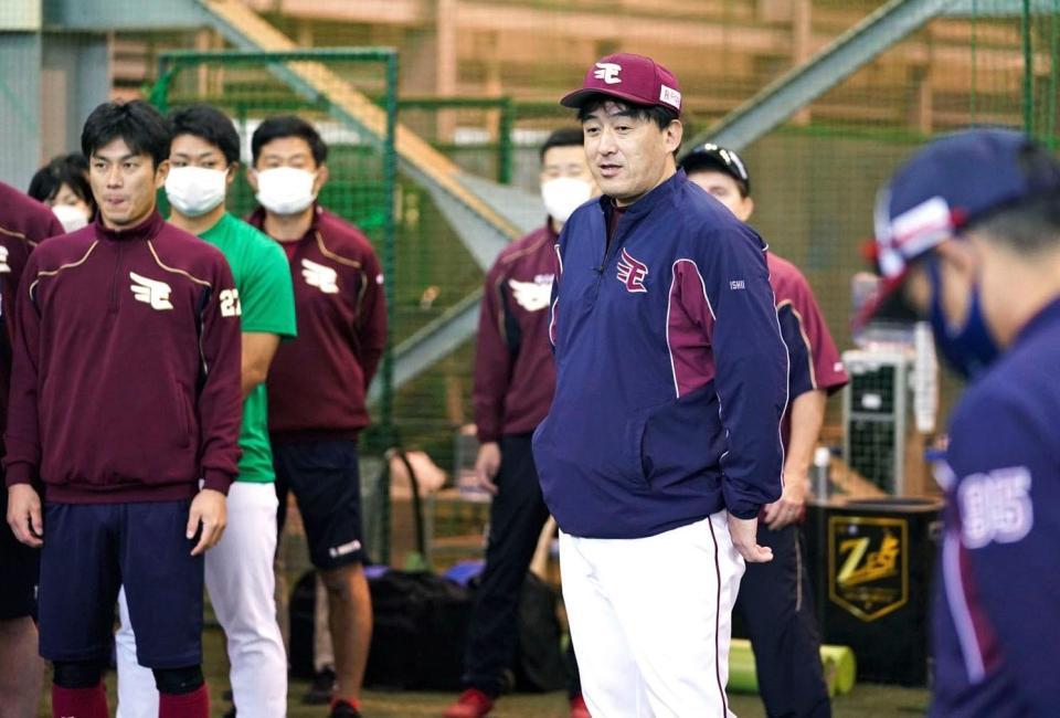 楽天の秋季練習で訓示する石井監督＝楽天生命パーク（球団提供）